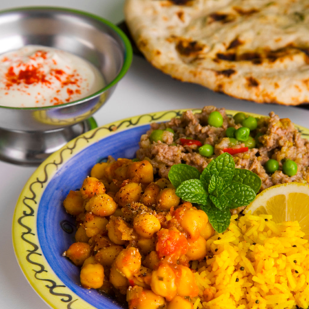 Dry chickpea with rice and naan.